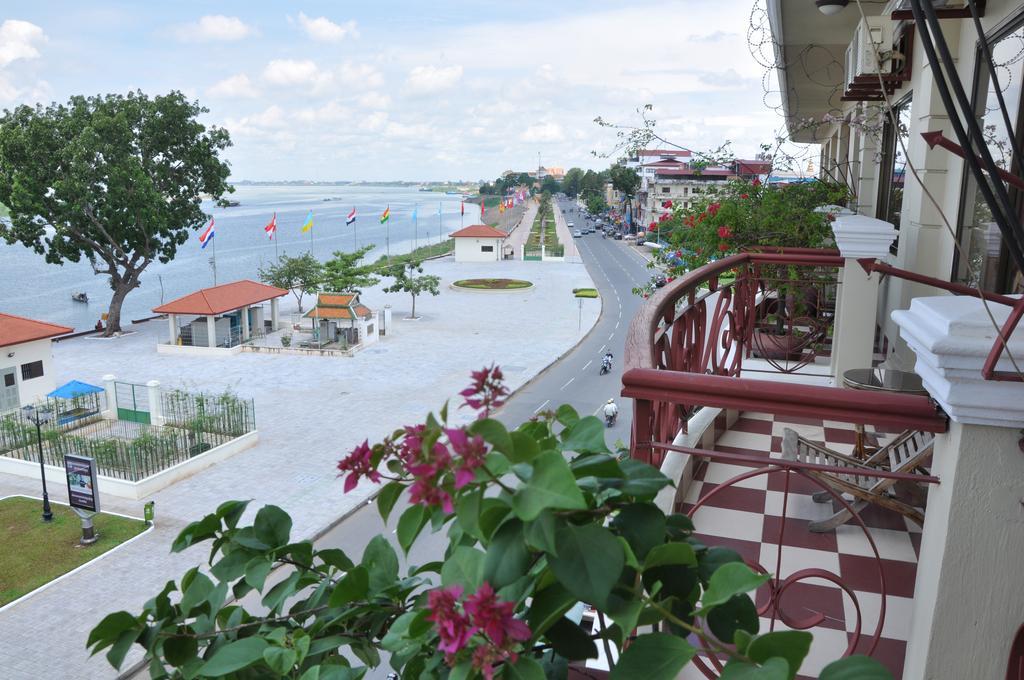 Cozyna Hotel Phnom Penh Exterior photo